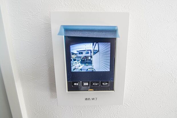 【TVモニター付インターホン】 来訪者の様子を室内TVモニターでチェック。対応したくないセールスを断りやすく、子どもに留守番をさせるときも安心。不在時の来訪者を録画でき、犯罪抑止効果も期待できます。
