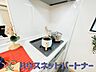 キッチン：三口コンロで料理の幅を拡げてくれる使いやすいシステムキッチンを採用。洗い場も大きいので野菜や食器を洗ったりする際にも捗り、奥様の強い味方となってくれるはずです。
