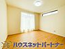 寝室：バルコニーに直接出入りできるお部屋です。ちょっと外の空気を吸いたい時や、ベランダでミニガーデニングなども楽しめそうです。
