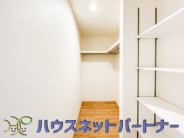WICのメリットの1つ目は、1箇所にまとめて収納が出来ること。2つ目は、衣替えが必要ないこと。3つ目は、扉が少なくなり室内がスッキリ見えること。