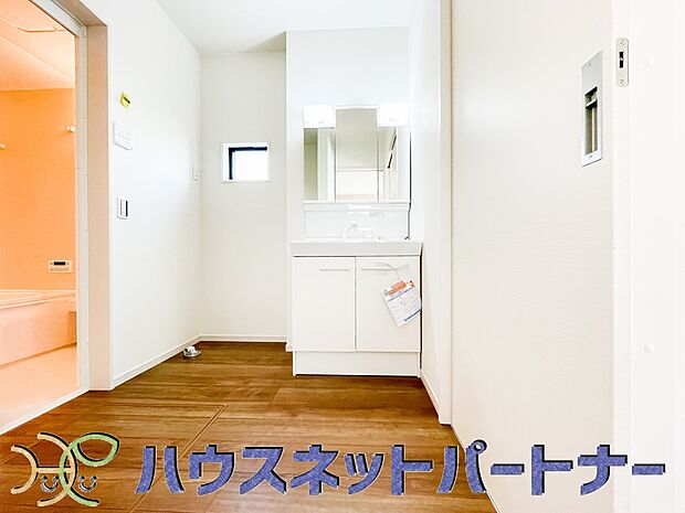 毎日使う洗濯機。しっかりと奥行きのある置き場が確保されています。