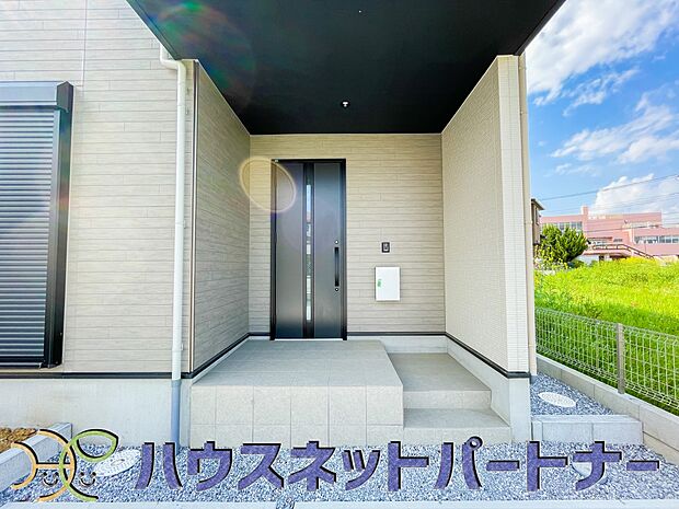 玄関の扉を開けるとそこは家族の待つお家。笑い声が聞こえてきそう。