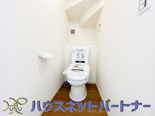 快適な生活を送るための必須アイテムとなった洗浄機能付トイレ。おしり洗浄、ビデ洗浄、暖房便座の3つの機能を標準装備しています。