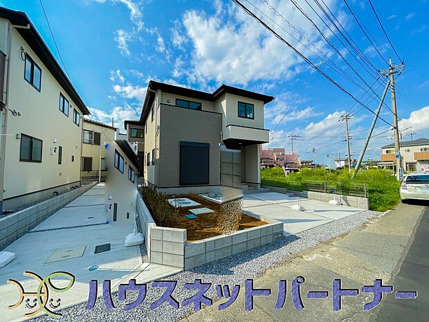堂々たる趣ながら、主張し過ぎずどこか余裕を感じさせるシャープなフォルムで佇む邸宅は、晴天の空と照らし合わせる事で、本来あるべき完成形の姿を見せてくれます。