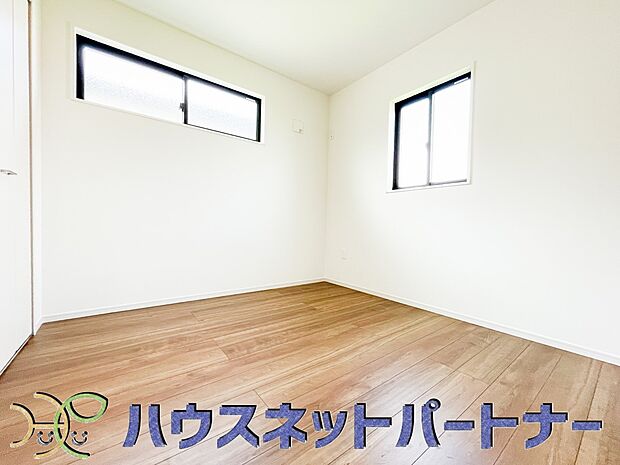 2面窓のある風通しの良いお部屋は心も体も元気にしてくれます。自分だけのお部屋作りを楽しんでみては。