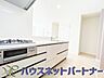 キッチン：三口コンロで料理の幅を拡げてくれる使いやすいシステムキッチンを採用。洗い場も大きいので野菜や食器を洗ったりする際にも捗り、奥様の強い味方となってくれるはずです。