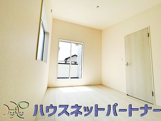 明るい窓のあるお部屋は子供部屋にぴったり。可愛い家具で素敵なお部屋に。