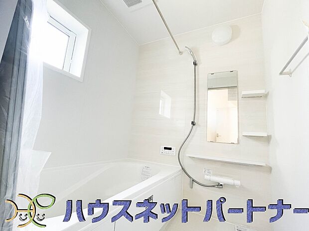 明るい作りの浴室は心も体もリフレッシュさせてくれます。窓もあるので湿気を外へ逃がすことも出来ます。