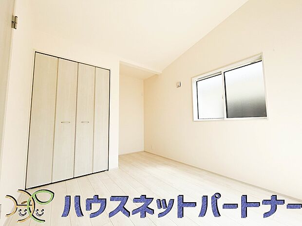 たくさんの洋服をかけてもシワになりにくいウォークインクローゼット。洋服以外にも、普段使わない家電やスーツケース、ストック品など何でも片付く嬉しい空間です。