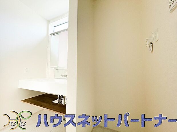 毎日使う洗濯機。しっかりと奥行きのある置き場が確保されています。