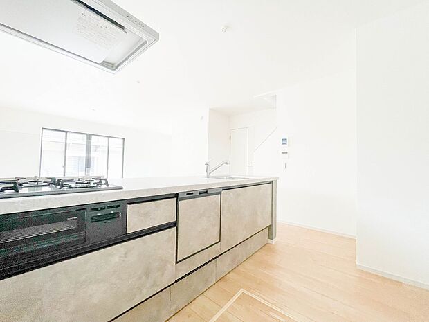 家族の様子を見ながらキッチンでお料理。一日の出来事を会話しながらの家事は嬉しいコミュニケーション。