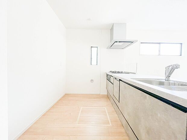 三口コンロで料理の幅を拡げてくれる使いやすいシステムキッチンを採用。洗い場も大きいので野菜や食器を洗ったりする際にも捗り、奥様の強い味方となってくれるはずです。