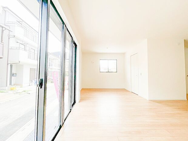 バルコニーに直接出入りできるお部屋です。ちょっと外の空気を吸いたい時や、ベランダでミニガーデニングなども楽しめそうです。