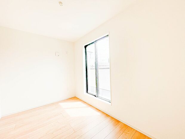 明るい窓のあるお部屋は子供部屋にぴったり。可愛い家具で素敵なお部屋に。