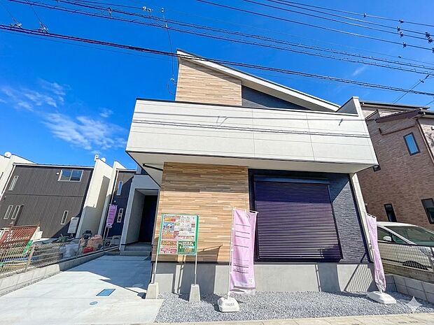街に溶け合う美しい景観と、採光や風通しを考えて設計された間取り。近隣の視線を考え調整した窓位置など、外観だけでなく、住まうご家族の心地よさを最優先しました。