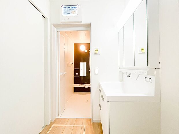 洗面室のある脱衣所は広々。脱いだお洋服をそのままお洗濯。