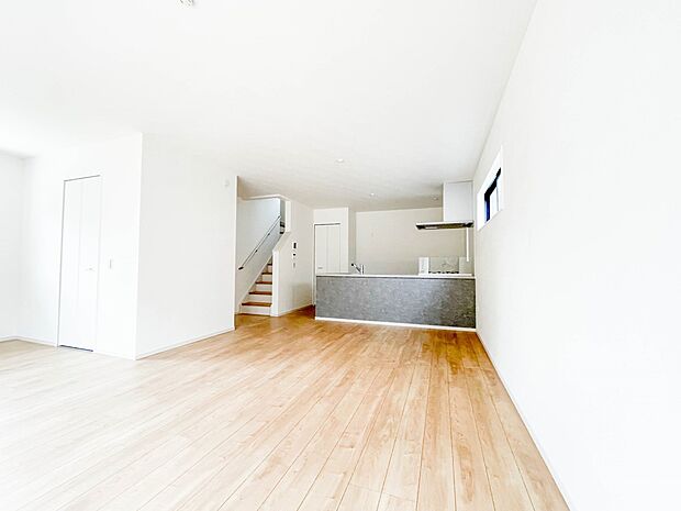 リビングは、食事スペースと寛げる場所設けてもまだ余裕の広さ。明るい光が照らしてくれます。