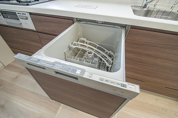 食器洗いのわずらわしさから開放してくれる嬉しい設備。後片付けの手間を減らし奥様の時間を有効活用できます。お湯と洗剤を使う機会が少なくなるため、手荒れ防止にも。
