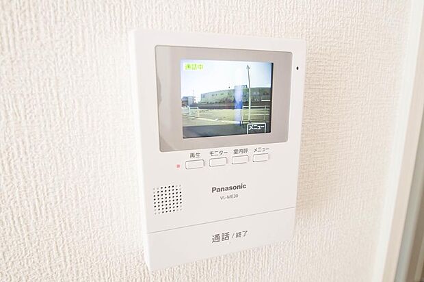 【TVモニター付インターホン】 来訪者の様子を室内TVモニターでチェック。対応したくないセールスを断りやすく、子どもに留守番をさせるときも安心。不在時の来訪者を録画でき、犯罪抑止効果も期待できます。