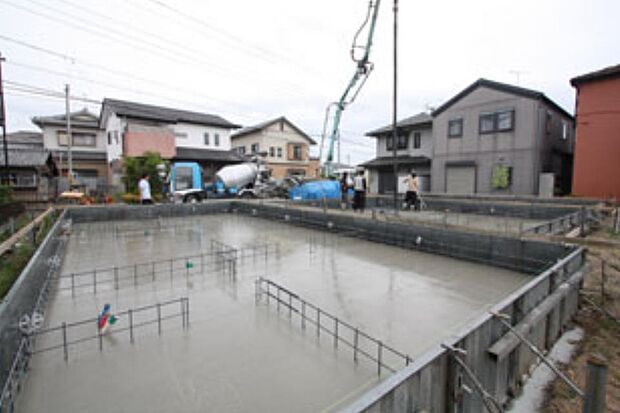 配筋の上にコンクリートが打設されます。まずは耐圧コンクリート部分の打設です。ポンプから鉄筋の間にコンクリートが丁寧に充填されていきます。