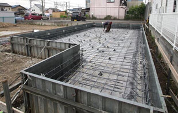 配筋は基礎の要となる重要な作業です。捨てコンクリートに記された墨を頼りに、加工した鉄筋が組まれていきます。