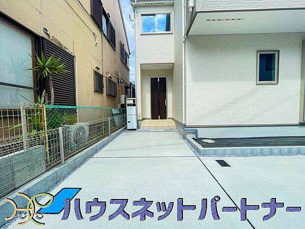 玄関の扉を開けるとそこは家族の待つお家。笑い声が聞こえてきそう。