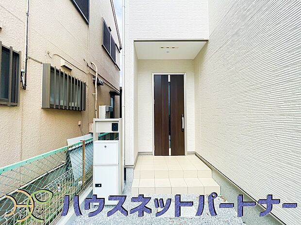 宅配ボックス。好きな時間にいつでも荷物を受取れるため、到着時間を気にして自宅で待機したり、再配達の連絡をする手間がかかりません。共働きなど不在が多い方、ネット通販の利用が多い方に大変便利。