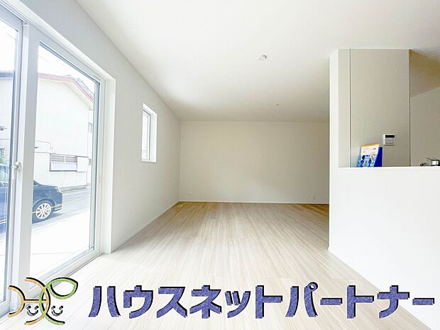 明るい日差し入るリビングは、お友達を招きパーティーが楽しめる広さですよ。