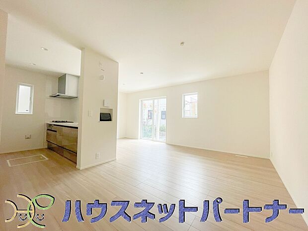 通風・採光に優れ、心地よい光と風が溢れています。 贅沢で豊かな居住性と、プライドを満たすクオリティが見事に調和した住空間。新築ならではの快適なひとときをご体感頂ける筈です。