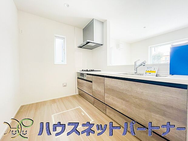 明るい自然光が入る作業スペースを多くとったキッチン採用。夫婦揃ってキッチンに立っても調理がしやすく、家事をしながら会話も弾みます。食器類もすっきりと片付く収納力。