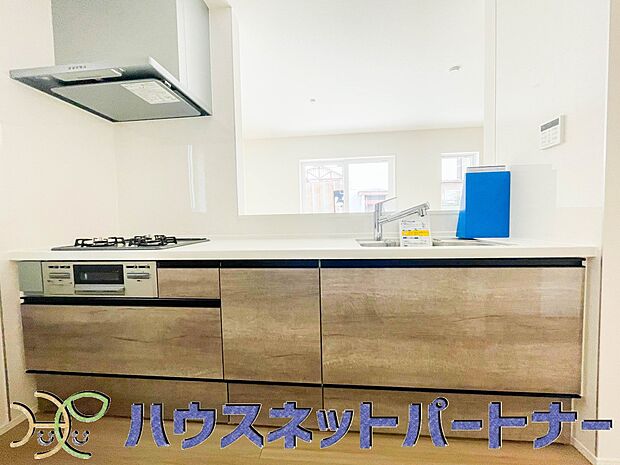 キッチン吊戸棚を無くす事によって、コミュニケーションを重視した設計に致しました。区画によって変わる一体感を、実際にご覧になって頂けましたらと思います。