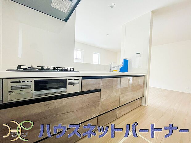 三口コンロで料理の幅を拡げてくれる使いやすいシステムキッチンを採用。洗い場も大きいので野菜や食器を洗ったりする際にも捗り、奥様の強い味方となってくれるはずです。