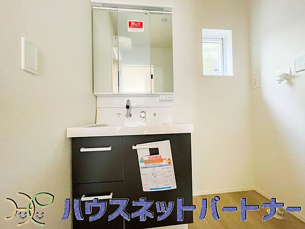 ミラーを手前に引けば、楽な姿勢で髭剃りやメイクができます。合わせ鏡にすればヘアスタイルのチェックもラクラク。洗面化粧台のミラー裏にはたっぷり入る収納スペースを設けています。