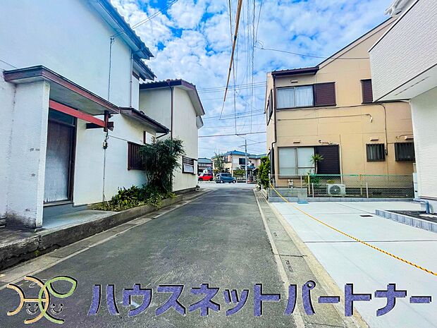 前面道路でお車を駐車するのも楽々。