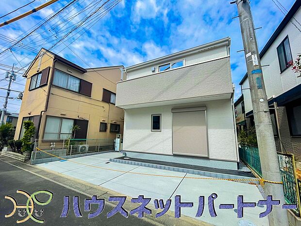 堂々たる趣ながら、主張し過ぎずどこか余裕を感じさせるシャープなフォルムで佇む邸宅は、晴天の空と照らし合わせる事で、本来あるべき完成形の姿を見せてくれます。