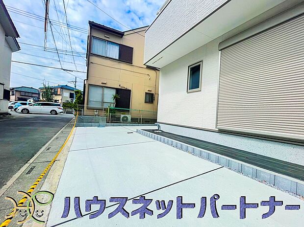 カースペース2台可。敷地内に駐車スペースが2台分確保されています。通勤、お出かけ、ショッピングなど、家族で出かける際の足となる車。状況に応じて使い分けたい、そんな方におすすめです。