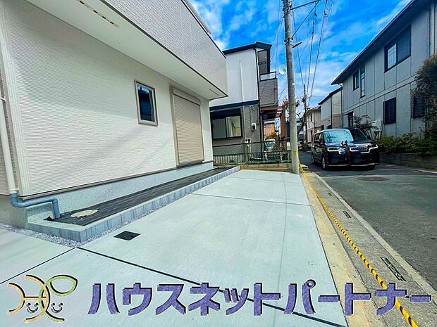 駐車場がある戸建を持つ最大のメリットは、駐車場代金を支払い続ける必要がないことです。賃貸住宅に住んでいる方が、戸建の購入を考えるきっかけに挙げることが多いようです。
