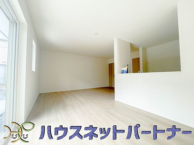 忙しい朝でも家族揃って食事をして頂ける、ゆとりある大きさのダイニングスペース。奥様の手料理をカウンター越しに受けとって頂き、テーブルで囲む素敵な時間を存分にお愉しみ下さい。