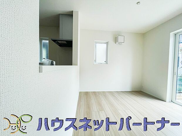 カウンターキッチンなら、リビングで遊ぶ子供の様子を見ながら料理ができるので安心です。料理を運んでもらったり、子供にお手伝いしてもらいやすいのもいいですね♪