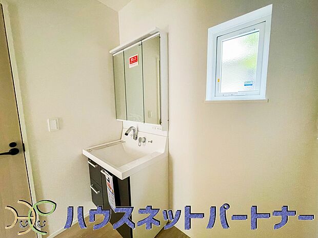 広い脱衣所、洗面台も大きなサイズを設置。建売では見ない広さと解放感。