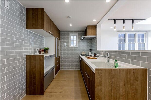 明るい自然光が入る作業スペースを多くとったキッチン採用。夫婦揃ってキッチンに立っても調理がしやすく、家事をしながら会話も弾みます。食器類もすっきりと片付く収納力。