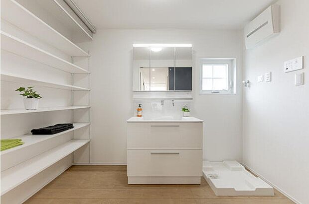 十分な大きさの洗面台は、身だしなみチェックや歯磨きなど、朝の慌ただしい時間でもホテルライクなスペースで余裕とゆとりを感じて頂けます。