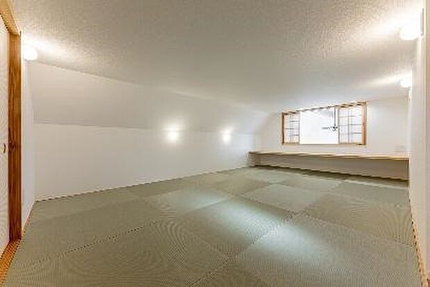 ロフト。適度なこもり感があり、秘密基地のように遊べるロフトはお子様がワクワクする空間の一つ。寝室や吹抜けでつながるリビングの上にあることで親の存在を感じ、安心して遊ぶことができます。