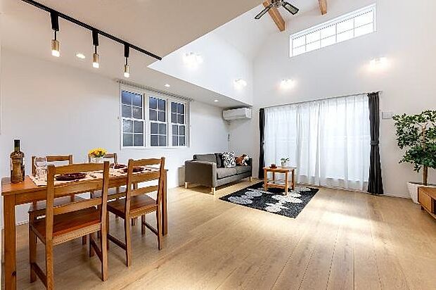 リビングは、食事スペースと寛げる場所設けてもまだ余裕の広さ。明るい光が照らしてくれます。