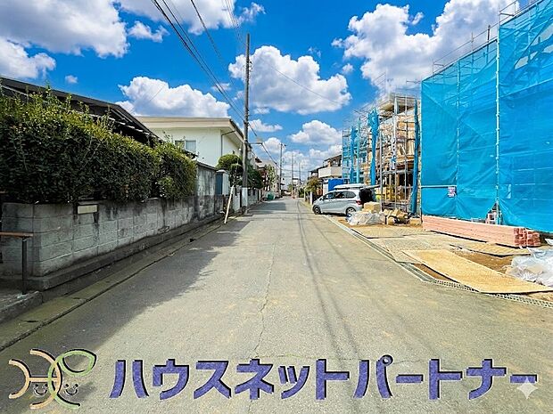 前面道路の日当たりの良い明るいお家。
