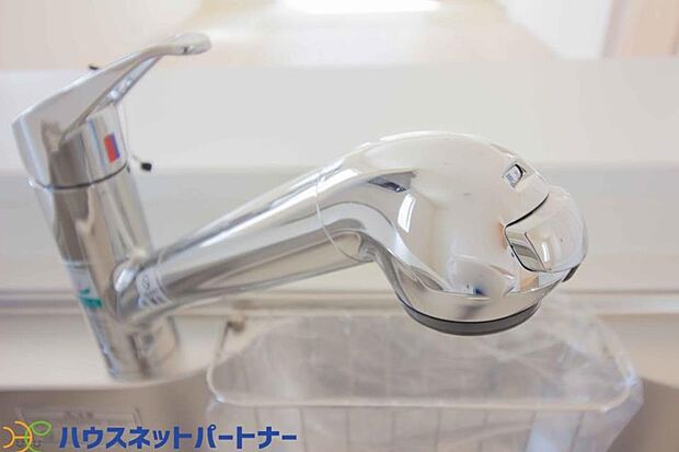 一つの蛇口で「原水(水道水)」「シャワー」「浄水」を切り替えられる、浄水器を内蔵した混合水栓です。浄水は、水栓本体の首部分に付属のカートリッジをセットして使用します
