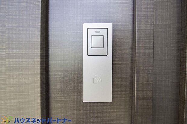 ?タッチキー型はセンサー部分をタッチすると解錠できるタイプの電子錠です。鍵自体はカバンなどに入れておくだけでOK。扉側の機器をタッチすると解錠が行えます