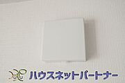 【24時間換気システム】 家じゅうの空気が入れ替わるよう、ファンなどの器械を使って2時間に1回計画換気。24時間、常に新鮮な空気を維持するためのシステムです。