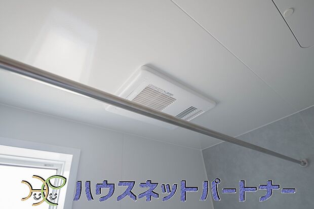 冬場には暖房機能、梅雨の時期には乾燥等、機能的で清潔感溢れる浴室。