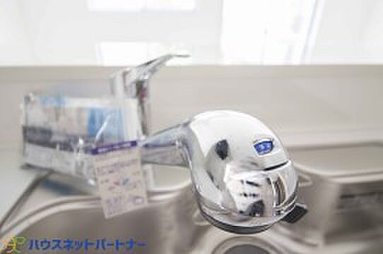 【浄水器一体型混合水栓】 一つの蛇口で「原水(水道水)」「シャワー」「浄水」を切り替えられる、浄水器を内蔵した混合水栓です。浄水は、水栓本体の首部分に付属のカートリッジをセットして使用します。